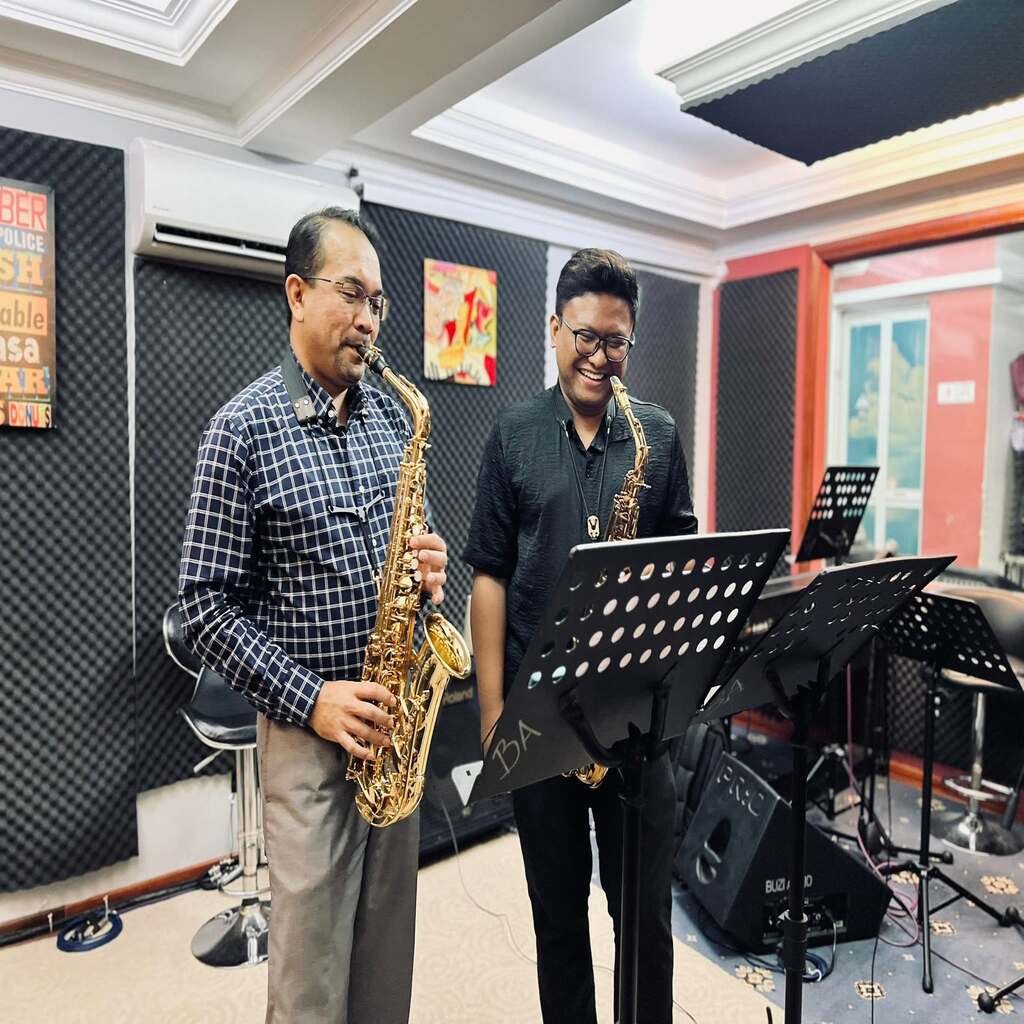 ASWARA teacher and his student practice saxophone for an event at Buzi Studio